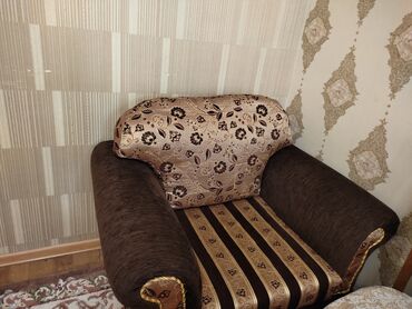 диван раскладной с 2 креслами: Диван-кровать, цвет - Коричневый, Б/у