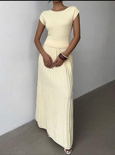 Zərif krem rəngli trikotaj maxi don - Model: bel vurğulu, alt hissəsi