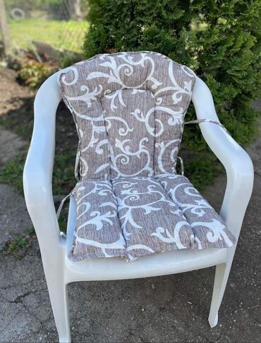 Ostali kućni dekor: Podmetači za stolice od table sundjera Dimenzije podmetača:82x40 Cena — 4