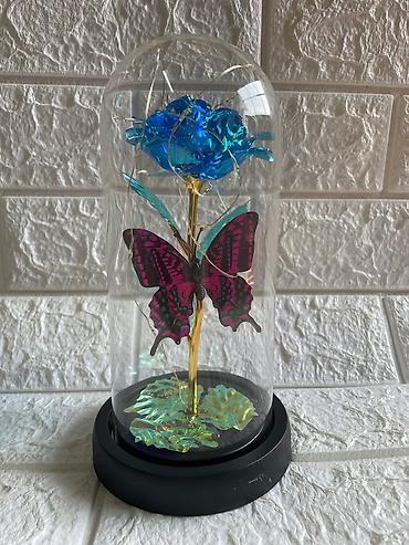 Praznična dekoracija: Večna ruža u staklenom zvonu sa led lampicom 🌹✨ čarobna ruža u — 16