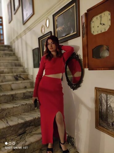 Satış məsləhətçiləri: Madel İş axtariram Mağazada paltar reklami ederem canlı acib Boy 168 — 5