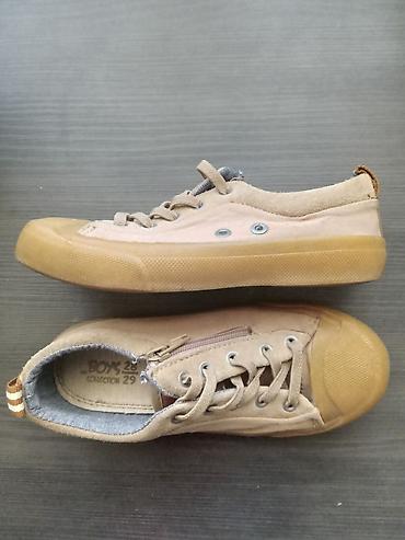 тигр: 800 сомов пара. Alive синие босоножки, 32 размер,б/у. Clarks зелёные — 5