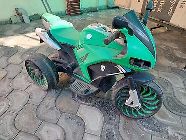 yamaha r3: Uşaq üçün elektrikli üçtəkərli motosiklet (yaşıl-qara) - Model: idman — 1