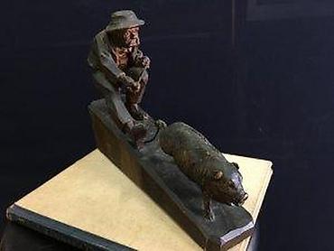 sa staklom: STARA DRVENA FIGURA ČOVEK SA SVINJOM | Stara figura Čoveka sa — 3