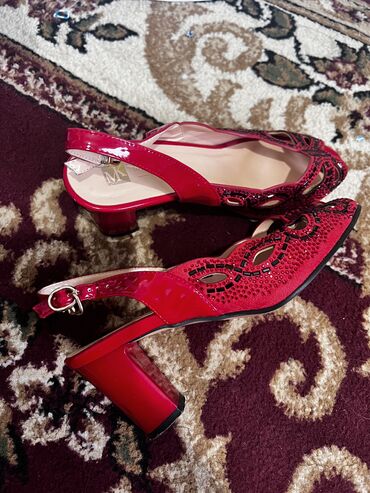 продаю женские туфли: Туфли Merrell, 37, цвет - Красный