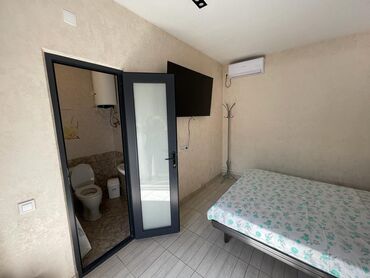 ош квтира: Уютная комната с современным ремонтом. В номере есть кровать