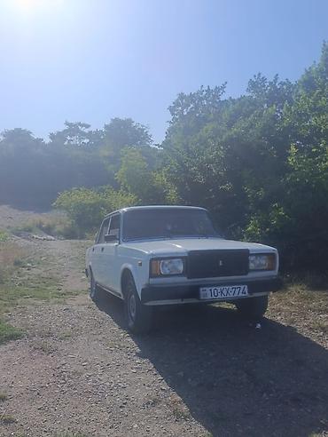 14 başlayan lanos: VAZ 2107, ağ rəng, sedan kuzov. Texniki xüsusiyyətlər: - Arxa — 3