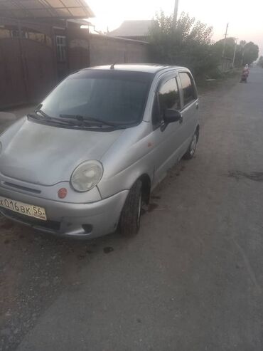 домкрат для машины цена: Серебристый хэтчбек Daewoo Matiz. Компактный автомобиль с четырьмя