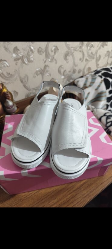подросковые обувь: Новые белые босоножки очень удобные, мягкие, подойдут даже для