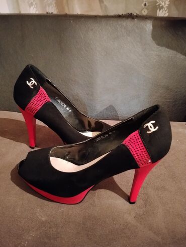 nike qaçış üçün qadın krossovkaları: Gucci, Ölçü: 40, rəng - Qara, İşlənmiş