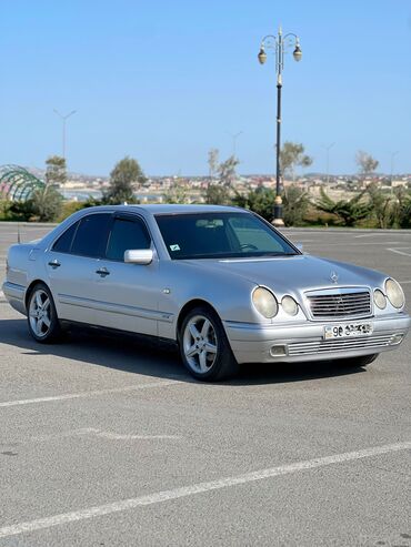 e 3 2: Mercedes-Benz E 220: 2.2 l | 1996 il Sedan