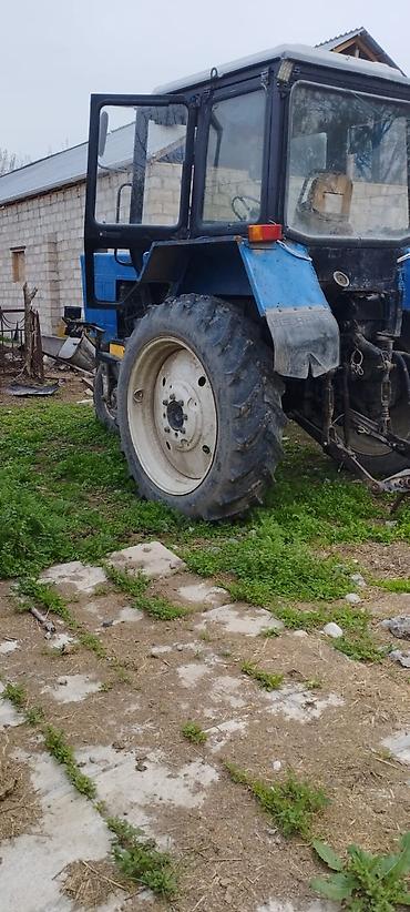 Kombaynlar: Belarus MTZ tipli mavi traktor - Güclü dizel mühərrik - Ön təkər — 2