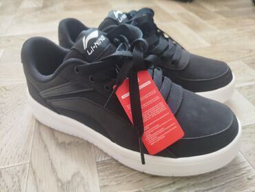 срочно продаю в связи с переездом: Новые кроссовки LI-NING 42 размер не подошел