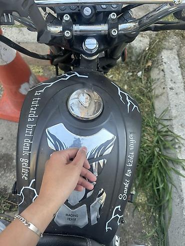 velo kaska: Şəhər sürüşləri üçün fərqli görünüşə malik motosiklet. Şəkillərdə qara — 3
