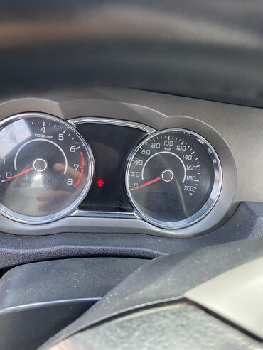 Digər avtomobillər: Boz rəngdə olan bu avtomobil rahat idarəetmə və funksionallıq təklif — 7