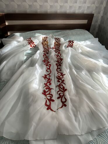белые платье: Вечернее платье