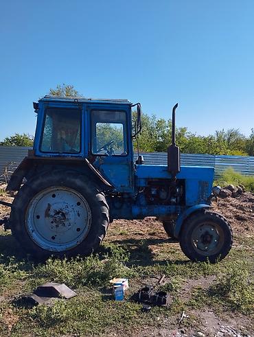 Traktorlar: Belarus MTZ-82.1 traktor Xüsusiyyətlər: - 4x2 təkər formulu, ön — 12