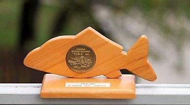 Značke, ordenje i medalje: RIBA, drveni trofej. Drveni trofej u obliku ribe sa takmičenja na Tisi — 1