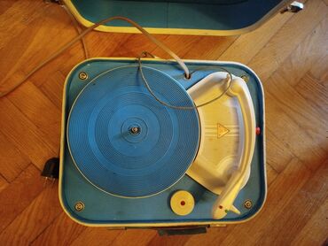 Stari uređaji: Retro,stari mali gramofon u koferu. Simpatican mali gramofon,vise kao — 13
