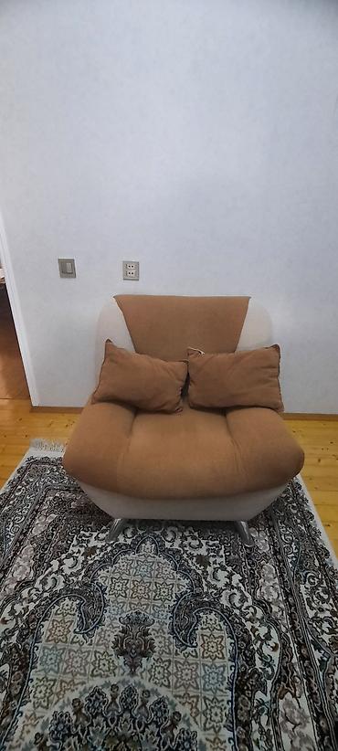 Rahat oturacaqlı, yumşaq dizaynlı birnəfərlik kreslo. - Rəng