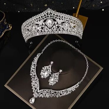Setovi nakita: ⚡Setovi 
⚡Kruna, mindjuše, ogrlica
⚡Cena 2800 din — 6
