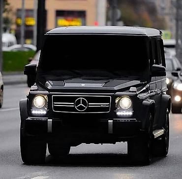 mersedes e class: Элегантный седан Mercedes-Benz черного цвета с хромированной решеткой — 3