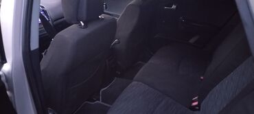 Kia: Kia Cee’d, gümüşü rəngli hetçbek. Xarici: - Orijinal Kia radiator — 4