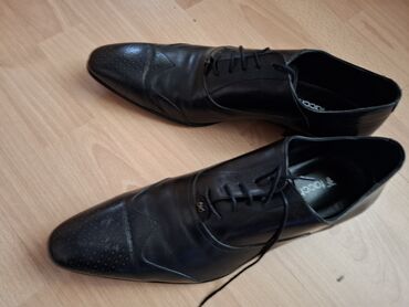 crna elegantna kosulja materijal poliester i elasti: Cipele čista koža original facchetti
br 45 ; obuvene 3x