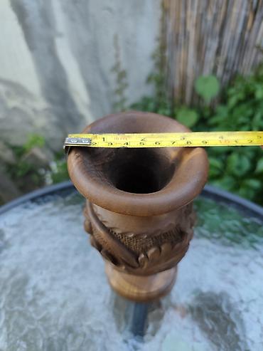 porcelanske figure: Ručno rezbarena drvena vaza sa motivom grožđa i vinove loze. - — 4