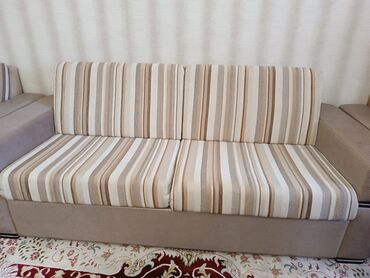 двухместные диваны: Прямой диван, цвет - Бежевый, Б/у
