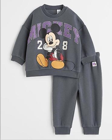 детские комплекты с mickey mouse: Комплект из свитшота и джоггеров H&M 🇺🇸темно-серого цвета — 1