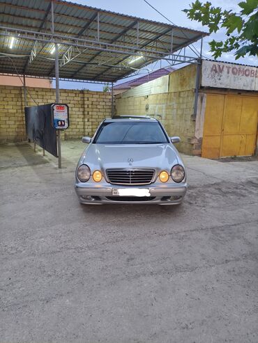 Mercedes-Benz: Mercedes-Benz E 220: 2.2 l | 2002 il Sedan — 2