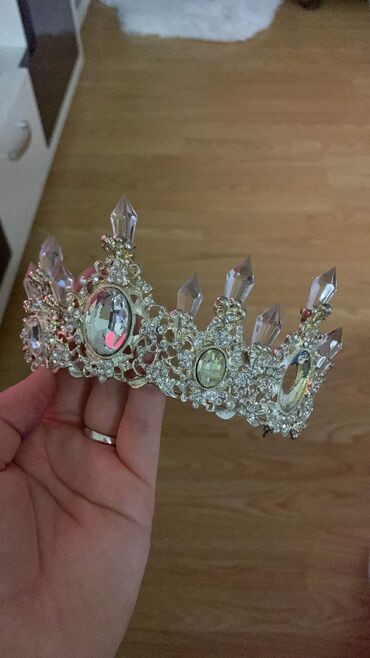 Aksesoari za kosu: Krune sve po 1400din na lalafo.rs — 12 Aksesoari za kosu: Krune sve po 1400din — 12