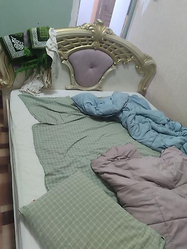Спальные гарнитуры: Спальный гарнитур в классическом стиле с золотистым декором.договорная — 2