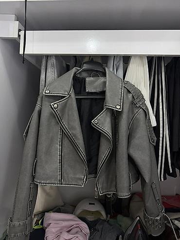 Kurtkalar: Qadınlar üçün boz rəngli qısa “biker” üslublu kürkəsiz gödəkçə. - — 1