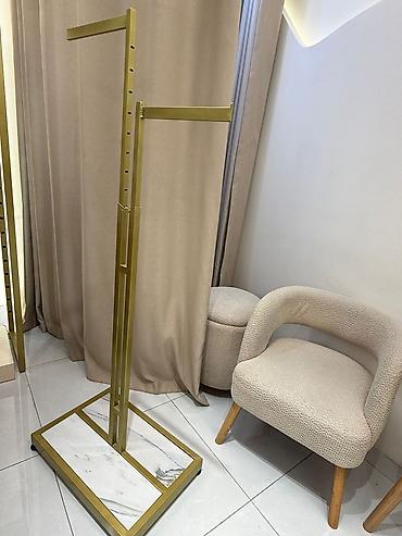 Stend vitrinləri: Qızılı rəngli sərgi/asqı stendi - Material: metal konstruksiya — 1