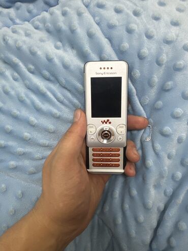 нашли телефон: Sony Ericsson Spiro, Колдонулган, < 2 ГБ, түсү - Ак, 1 SIM