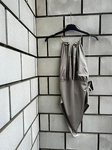 ogrlica volim te na 100 jezika: Elegantni ženski bodi sa karner-naborima i metalnim okruglim karikama — 3