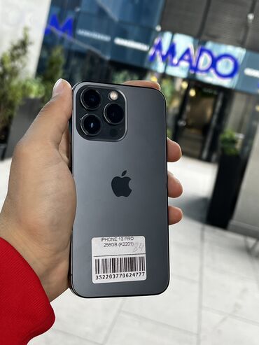 Apple iPhone: IPhone 13 Pro, Б/у, 256 ГБ, Space Gray, Защитное стекло, Чехол, В рассрочку, 84 %