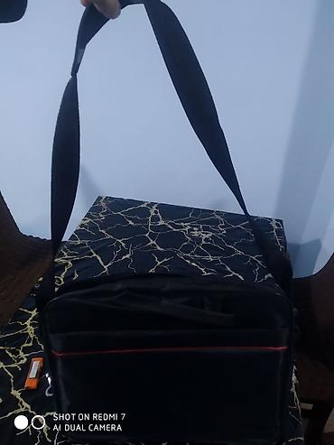 mona torbe za laptop: Noutbuk üçün çiyin çantası - Rəng: qara, ön hissədə qırmızı xətt — 2