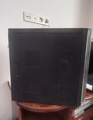 Korpuslar: Masaüstü kompüter korpusu – ATX midi-tower - Rəng: qara, ön hissədə — 4