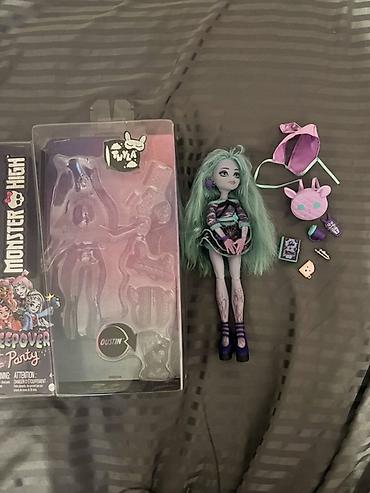 oyuncaq masınlar: Monster High – Sleepover Party doll seti. Xüsusiyyətlər: - Personaj — 2