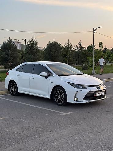corola: Toyota Corolla: 2022 г., 1.8 л, Вариатор, Гибрид, Седан — 2
