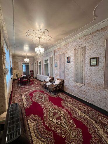 Həyət evləri və villaların satışı: Geniş, klassik üslubda interyerə malik ev məkanı Xüsusiyyətlər: - — 3