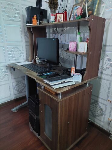 Другие мебельные гарнитуры: Кровати по 950 сом, тумбы по 500 сом, компьютерный стол 1000 сом