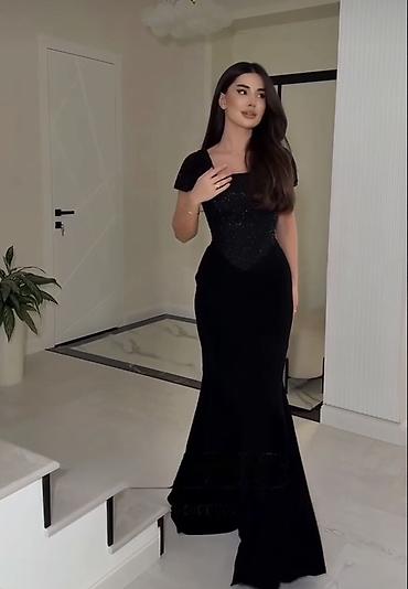 bot kar: Zərif və klassik görünüşə sahib qara uzun gecə libası. Model bədənə — 1
