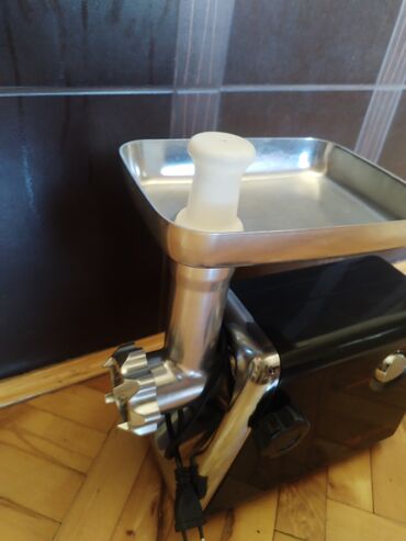 Mašine za mlevenje mesa: Električna mašina za mlevenje mesa marke Coral. Aparat je crne boje sa na lalafo.rs — 7 Mašine za mlevenje mesa: Električna mašina za mlevenje mesa marke Coral. Aparat je crne boje sa — 7