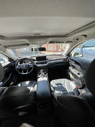 tesla p40: Hongqi H5, белый седан бизнес-класса. 1.8 турбо. На проставках — 5