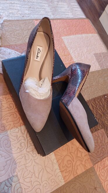 черные кожаные туфли: Женские туфли, несколько пар. 1) Clarks - Лодочки на среднем каблуке