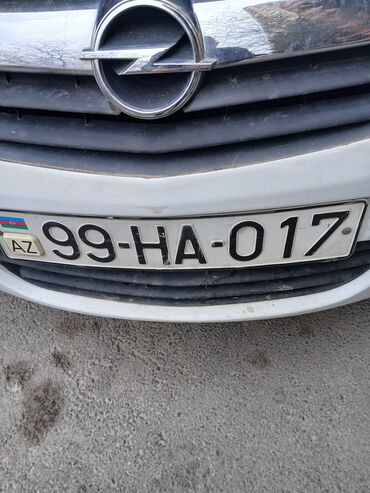 продажа автомобиль: Opel markalı avtomobilin ön hissəsi, radiator barmaqlığı və dövlət